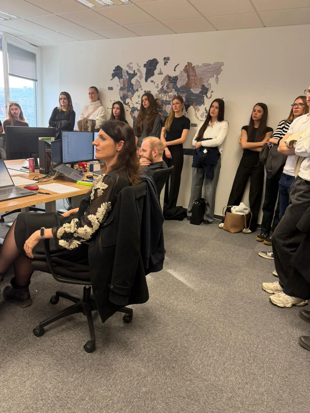 Studenti sledují logistické procesy v kanceláři